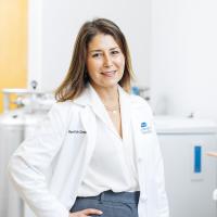 Sanaz Memarzadeh smiles in a UCLA lab. 